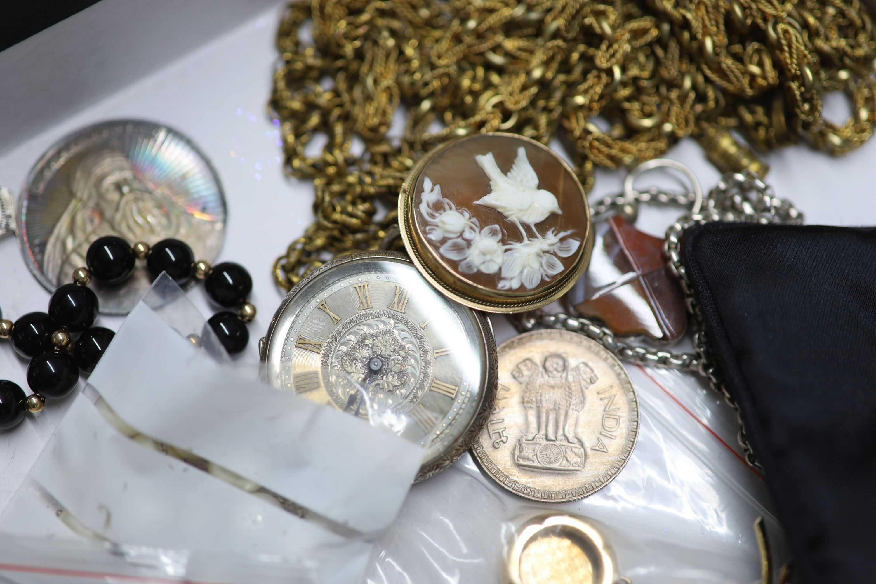 A quantity of mixed jewellery.